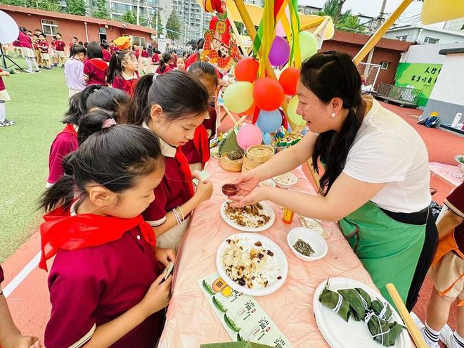 江南体育官网包粽子烤蛋挞做服装花园小学让孩子们爱上劳动(图1)