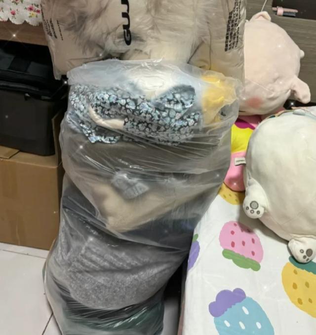 江南体育官网旧衣捐助的衣服被曝出现在直播间打着“孤品”的标签被抢购！(图6)