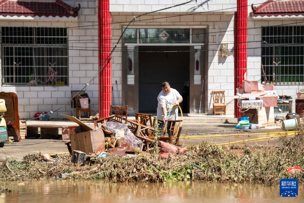 江南体育官网聚焦防汛抗洪｜湖南湘潭：清淤除障 恢复家园(图1)