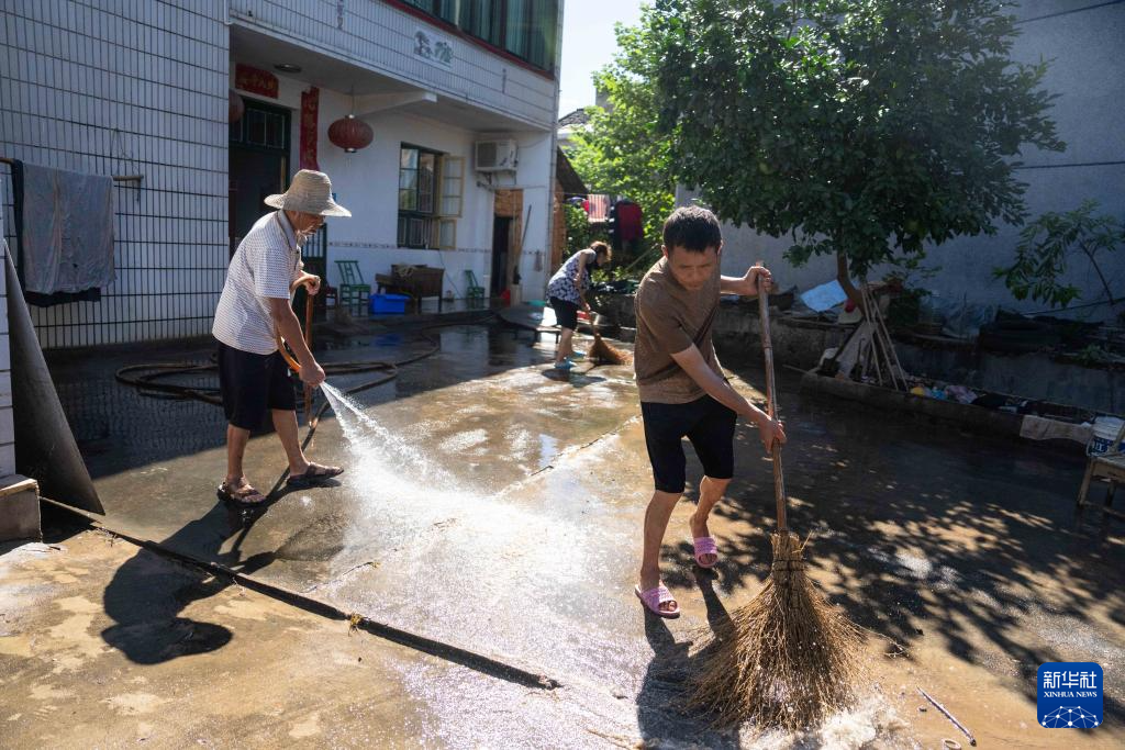 江南体育官网聚焦防汛抗洪｜湖南湘潭：清淤除障 恢复家园(图3)