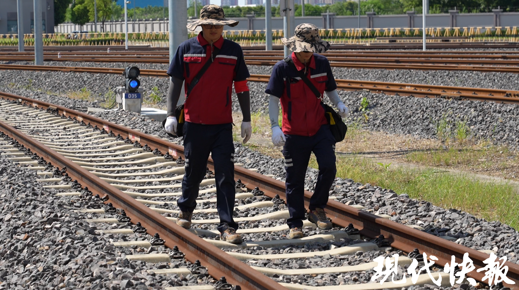 江南体育官网地铁轨道巡检工：每天最热的时候巡检68公里带两件衣服上班(图6)