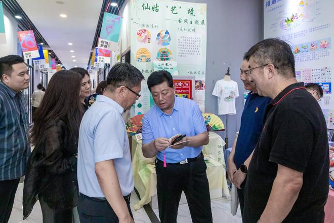 江南体育官网视觉盛宴！威海职业学院毕业生服装设计作品展演举行(图4)