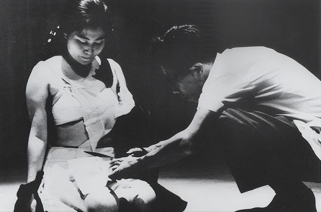 江南体育官网1964年31岁日本女人下跪请求剪下衣服身上瞬间片布不剩(图5)